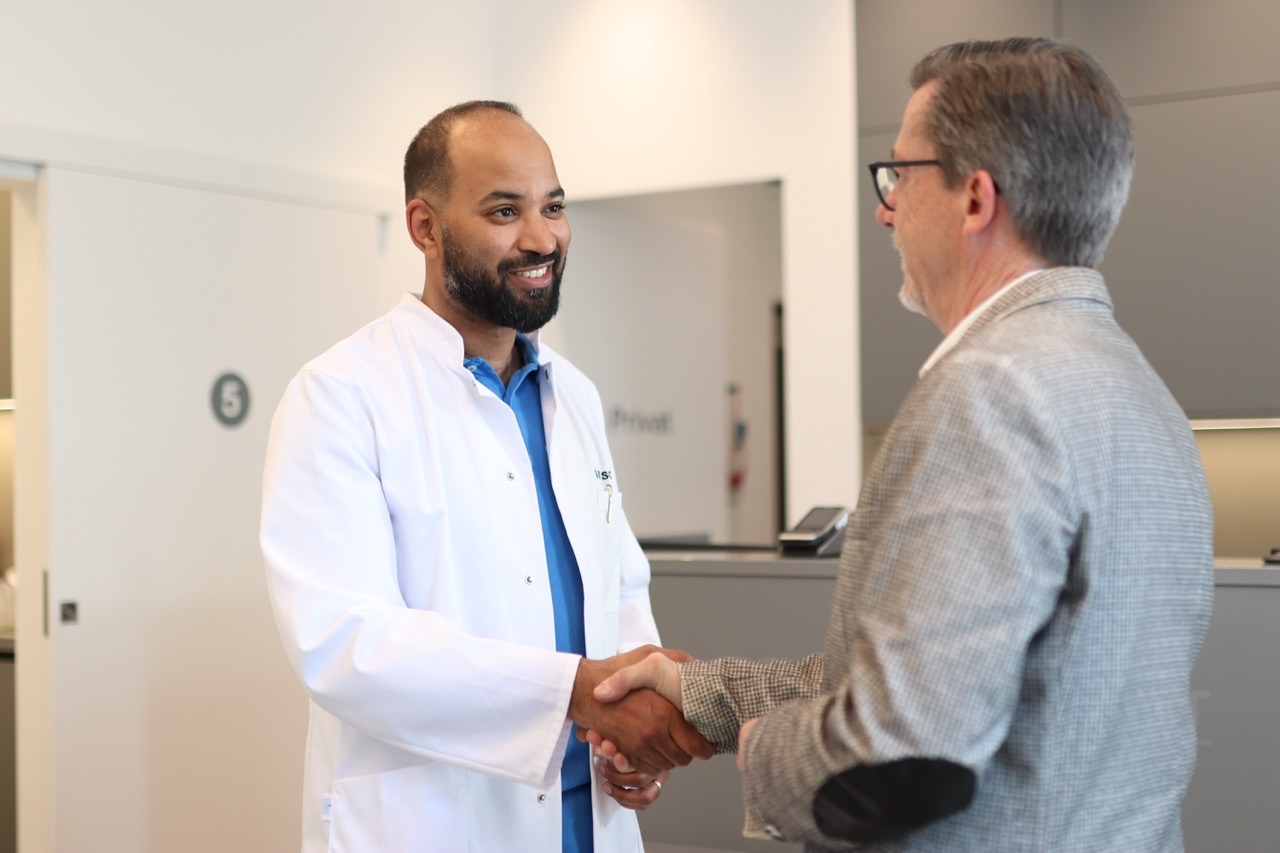 Dr. Sow begrüßt einen Patienten