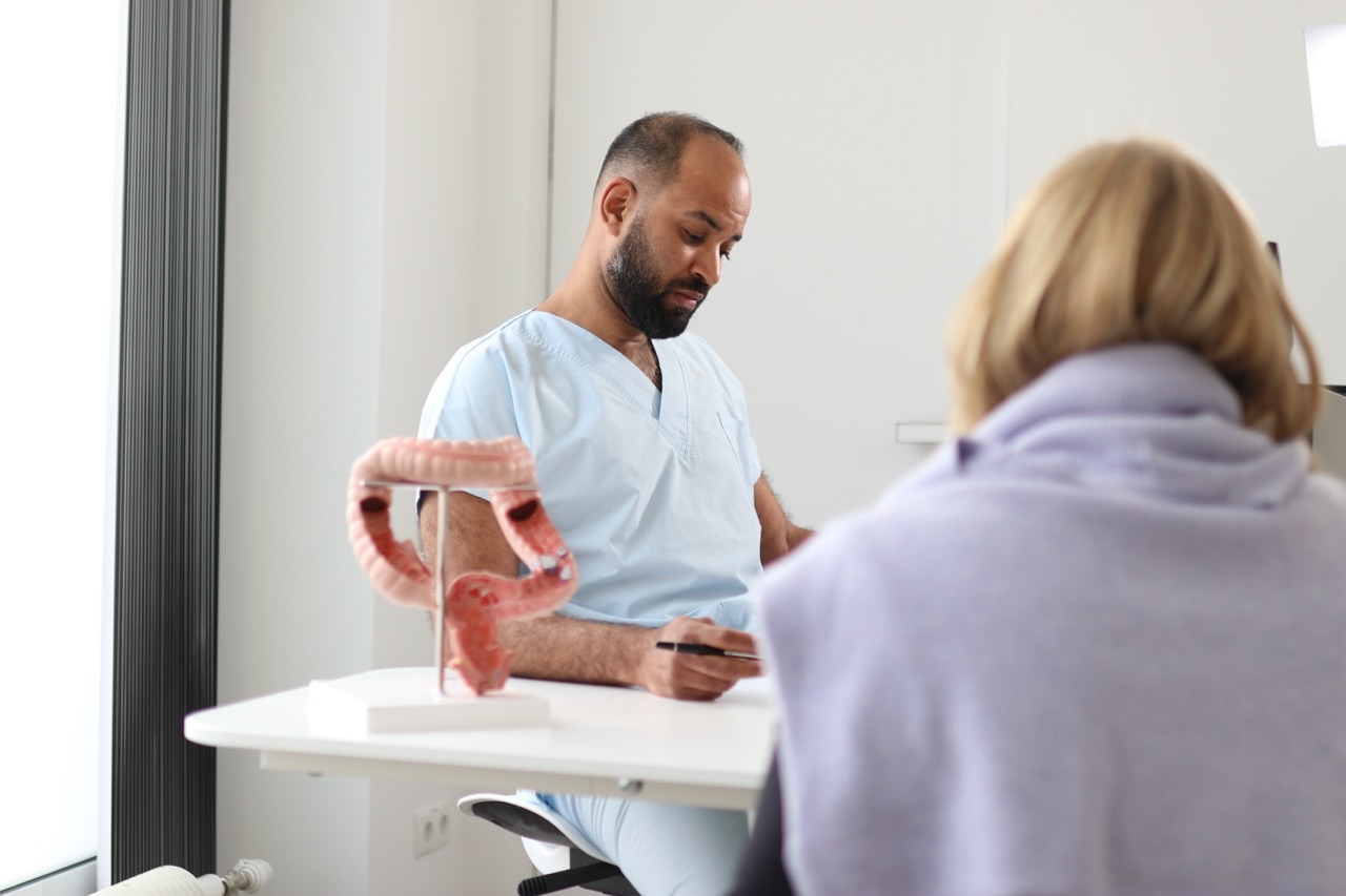Dr. Sow im Beratungsgespräch mit Patientin